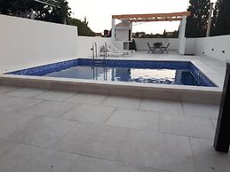 Villa Dragi, Villa With Pool and big Terrace, sea View, Peacfully and