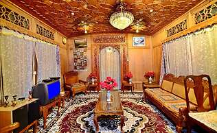 Golden Crest Houseboats