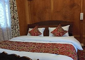 Golden Crest Houseboats