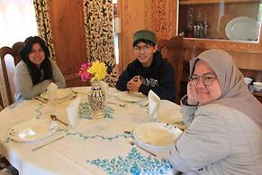 Golden Crest Houseboats