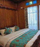 Golden Crest Houseboats