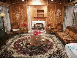 Golden Crest Houseboats