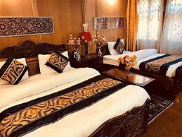 Golden Crest Houseboats