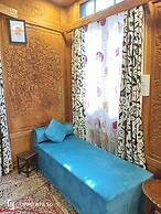 Golden Crest Houseboats