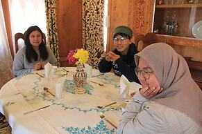 Golden Crest Houseboats