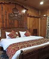 Golden Crest Houseboats