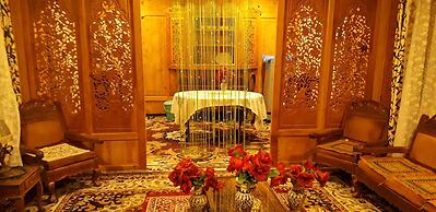 Golden Crest Houseboats