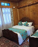 Golden Crest Houseboats