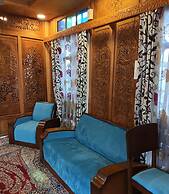 Golden Crest Houseboats