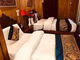 Golden Crest Houseboats