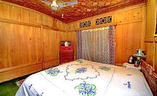 Golden Crest Houseboats