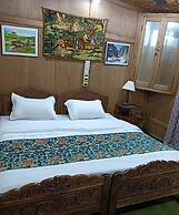 Golden Crest Houseboats