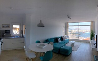 Modern And Bright Apartment With Sea Views
