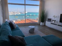 Modern And Bright Apartment With Sea Views