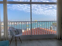 Modern And Bright Apartment With Sea Views