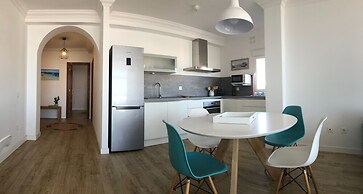 Modern And Bright Apartment With Sea Views