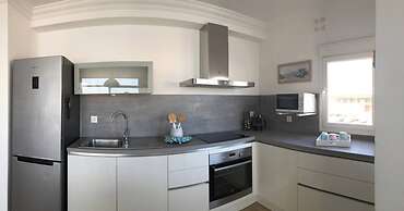 Modern And Bright Apartment With Sea Views