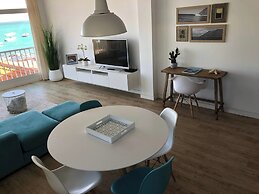 Modern And Bright Apartment With Sea Views