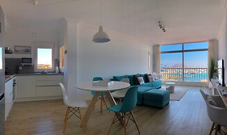 Modern And Bright Apartment With Sea Views