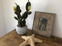 Modern And Bright Apartment With Sea Views