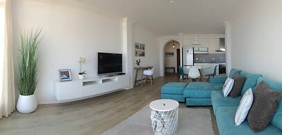Modern And Bright Apartment With Sea Views