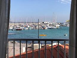 Modern And Bright Apartment With Sea Views