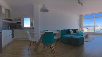 Modern And Bright Apartment With Sea Views