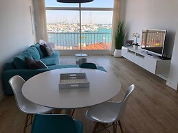 Modern And Bright Apartment With Sea Views