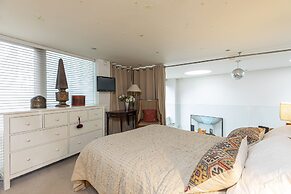 JOIVY Artsy Studio Flat in Fulham near River Thames