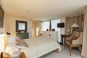 JOIVY Artsy Studio Flat in Fulham near River Thames