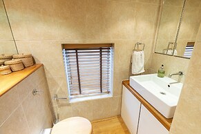 JOIVY Artsy Studio Flat in Fulham near River Thames