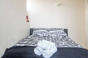 JOIVY Charming 1 Bed Flat, Sleeps 4