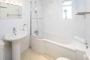 JOIVY Charming 1 Bed Flat, Sleeps 4