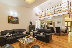 Luxury Villa Lucia with heated pool