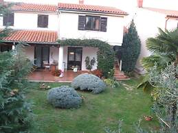 Simple apartment for 2 in Banjole