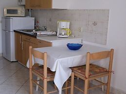 Simple apartment for 2 in Banjole