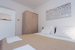 Sea View Apartments Pink & Floyd