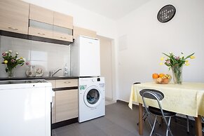 Sea View Apartments Pink & Floyd