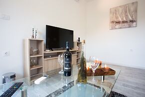 Sea View Apartments Pink & Floyd