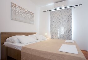 Sea View Apartments Pink & Floyd