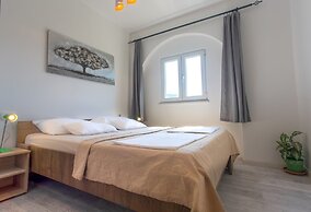 Sea View Apartments Pink & Floyd