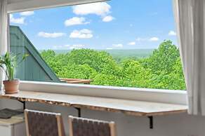 Treetop Retreat