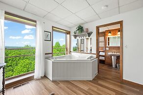 Treetop Retreat