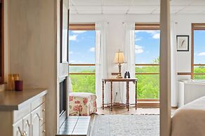 Treetop Retreat