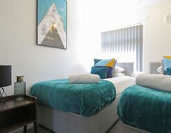 Tudors eSuites 4 Bedroom House with Garden & 9 Beds