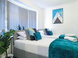 Tudors eSuites 4 Bedroom House with Garden & 9 Beds