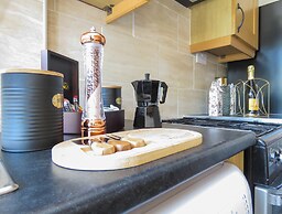 Tudors eSuites 4 Bedroom House with Garden & 9 Beds