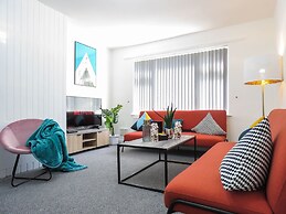 Tudors eSuites 4 Bedroom House with Garden & 9 Beds