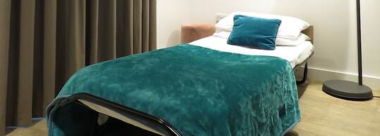 Tudors eSuites 4 Bedroom House with Garden & 9 Beds