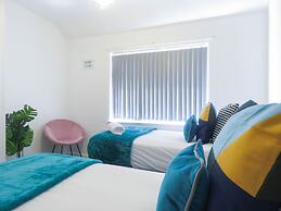 Tudors eSuites 4 Bedroom House with Garden & 9 Beds